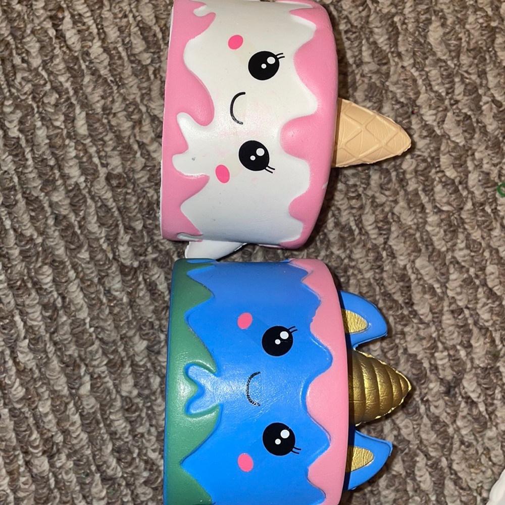 2 cake squishies